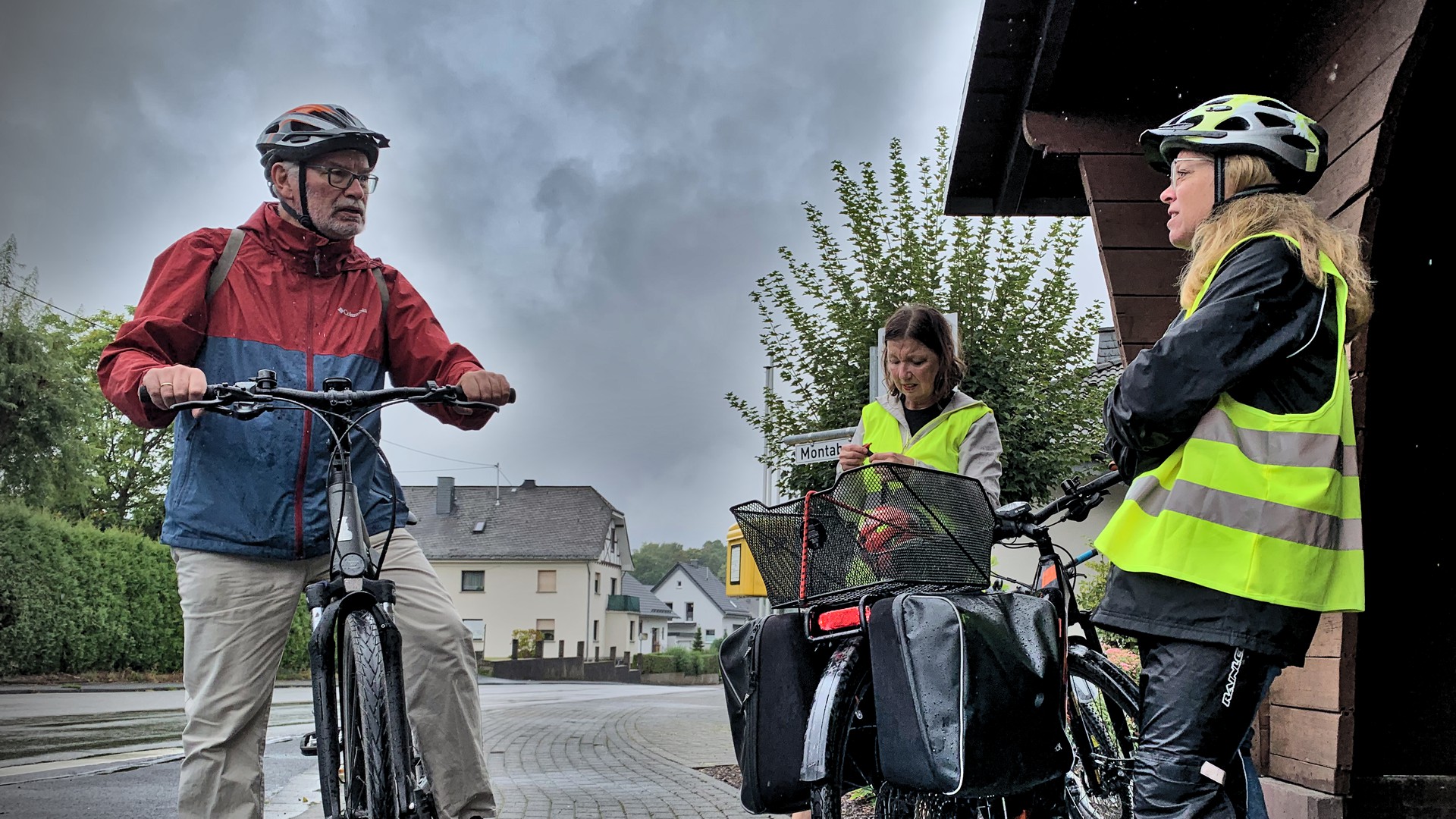 Radweg Jetzt! Befahrung im Sept. 2022, Die ersten am Treffpunkt - Foto: Willie Beckmann