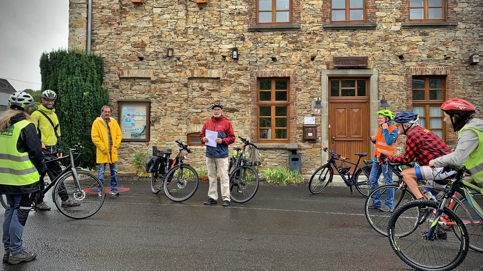 Radweg Jetzt! Befahrung im Sept. 2022, alte Schule Holler - Foto: Willie Beckmann