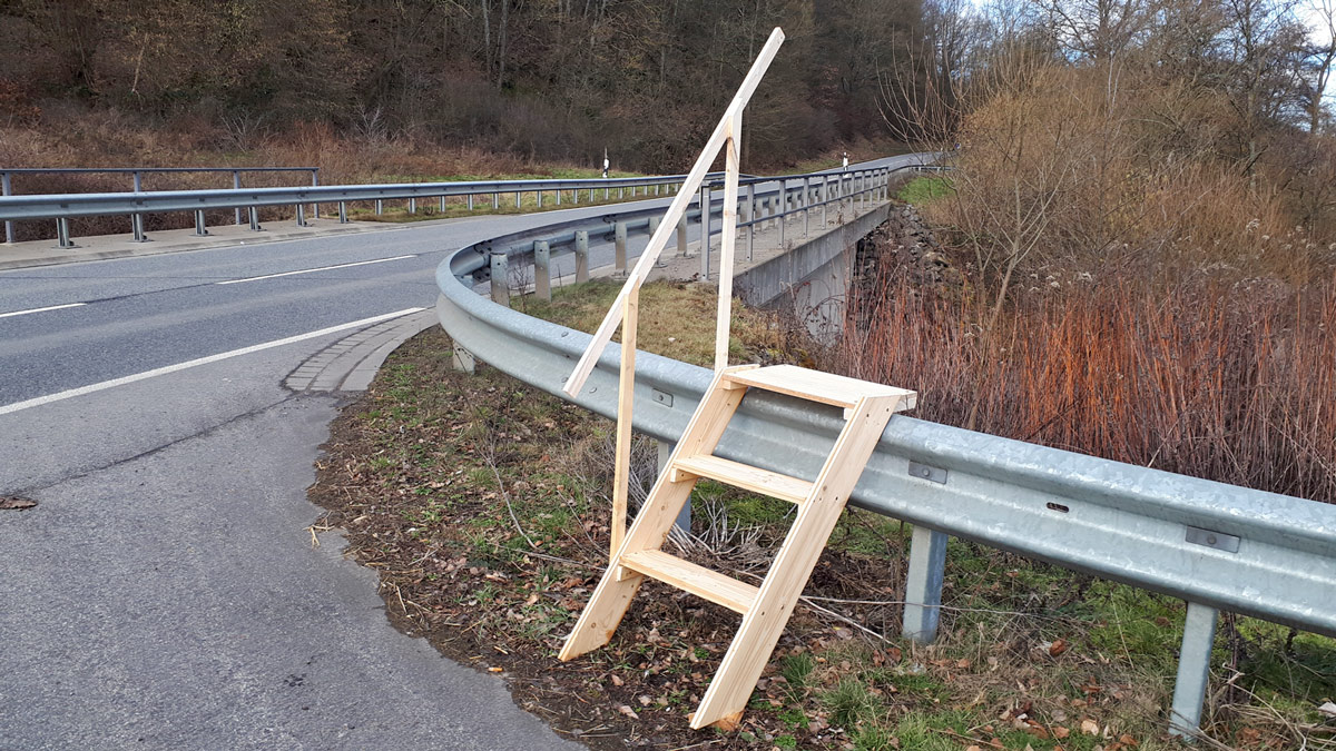 Die Querungshilfe ist nötig, wenn man zu Fuß unterwegs ist.